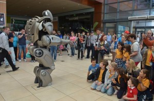 titan the robot in city park mall 28 mai 2015  (6) 
