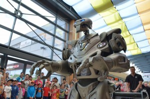 titan the robot in city park mall 28 mai 2015  (8) 